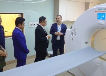 LING Tian Soon (dua, kanan) mendengar taklimat berhubung Unit Perubatan Nuklear di Hospital Gleneagles, Medini Iskandar Puteri, Johor.