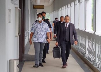 MUHAMMAD Alif Hakim Jamal (kiri) bersama Zamri Idrus hadir ke Mahkamah Majistret Kuala Lumpur, hari ini.