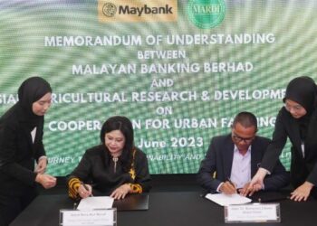 MOHAMAD Zabawi Abdul Ghani dan Nora Abd. Manaf memeterai Memorandum Persefahaman (MoU) bagi kerjasama memacu inovasi dan pembangunan mampan dalam pertanian bandar di Akademi Maybank di Bangi, Selangor, baru-baru ini.