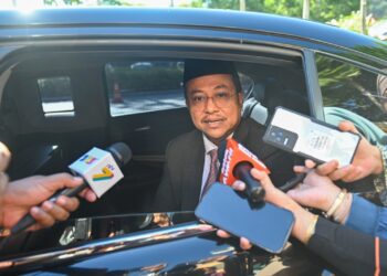 AHMAD Samsuri Mokhtar mengadakan sidang akhbar selepas menghadap Sultan Mizan Zainal Abidin di Istana Syarqiyyah, Chendering, Kuala Terengganu, hari ini. - UTUSAN/PUQTRA HAIRRY ROSLI