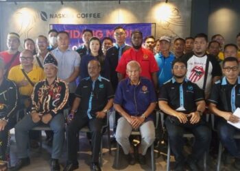 HISHAMUDDIN Hashim (dua dari kanan), Musa Hassan (tiga dari kanan) bergambar bersama sebahagian wakil 6,000 penduduk yang menuntut hak di atas tanah adat mereka di Tongod, Kunak, Kundasang, Nabawan dan Keningau, Sabah.