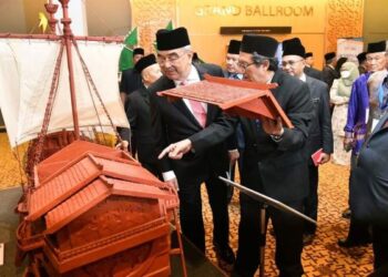 YANG Dipertua Negeri Melaka, Tun Mohd. Ali Mohd. Rustam (kiri) melihat replika Mendam Berahi yang dipamerkan pada Seminar Kapal Mendam Berahi: Realiti atau Mitos? di Ayer Keroh, Melaka.