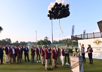 MUSTAPHA Buang (enam dari kanan) melepas belon sebagai gimik pelancaran kejohanan TSMCG edisi ke-13 sambil disaksikan Wan Shalihuddin (lapan dari kanan) di KLGCC hari ini.