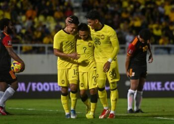 ARIF Aiman Hanapi (kiri) meraikan jaringannya bersama Faisal Halim (tengah) dan Shahrel Fikri Md. Fauzi ketika membantu Malaysia membelasan Papua New Guinea 10-0 di Stadium Sultan Mizan Zainal Abidin, Gong Badak malam tadi. - UTUSAN/PUQTRA HAIRRY
