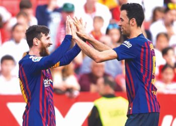 Sergio Busquets (kanan) dan Lionel Messi akan kembali bergandingan apabila kedua-dua bekas bintang Barcelona itu menyertai Inter Miami 
di Amerika Syarikat.