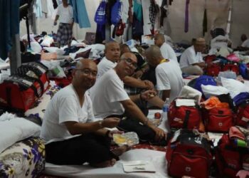 SEBAHAGIAN jemaah berehat di dalam khemah di Mina bagi menunggu masa untuk melontar selepas solat subuh semalam.