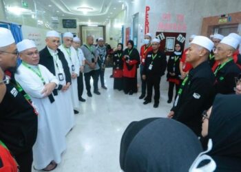 MOHD. Na’im Mokhtar (tiga dari kiri) memperkatakan sesuatu kepada petugas perubatan ketika melawat Pusat Rawatan Syisyah di Mekah malam tadi.