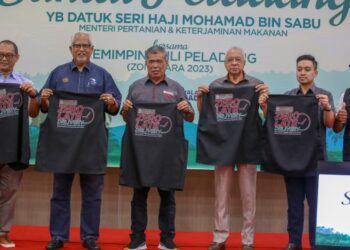 MOHAMAD Sabu (tiga dari kiri) dan Mahfuz Omar (dua dari kiri) bersama-sama pengurusan tinggi Pertubuhan Peladang Kebangsaan (NAFAS) memegang jaket sebagai gimik pelancaran kempen Zero Late Delivery di Alor Setar, semalam. – UTUSAN/SHAHIR NOORDIN
