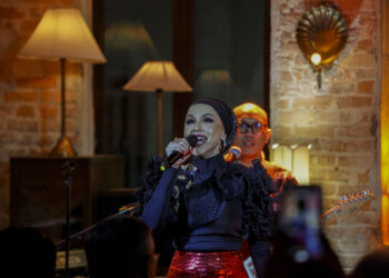 Noryn Aziz membuat persembahan pada Showcase Noryz Aziz di Jao Tim di sini, hari ini. GAMBAR: FARIZ RUSADIO / PEMBERITA: FAIZAL UTUSAN