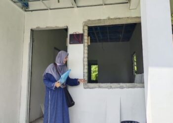 MASHITAH Sardi menunjukkan rumahnya yang kini terbengkalai pembinannya sejak bulan Mac lalu di Kampung Bandar Sunggala, Port Dickson, semalam. - UTUSAN/NOR AINNA HAMZAH