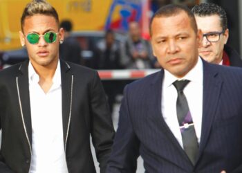 NEYMAR (kiri) bersama bapanya.