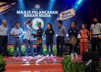 Anwar Ibrahim melakukan gimik pelancaran Rakan Muda di Dewan Canselor Tun Abdul Razak di Universiti Kebangsaan Malaysia (UKM), Bangi semalam.  – utusan/FARIZ RUSADIO