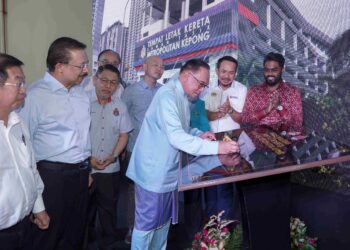 ANWAR Ibrahim menandatangani plak perasmian sebagai gimik pelancaran Program Temu Mesra bersama Pemilik Rumah Mampu Milik Wilayah Persekutuan Kuala Lumpur (WPKL) dan Perasmian Tempat Letak Kereta bertingkat Taman Tasik Metropolitan di Perumahan Penjawat Awam Malaysia (PPAM) Metropolitan Kepong. - UTUSAN/AMIR KHALID