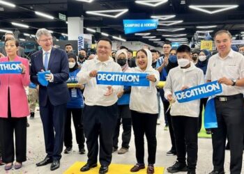 TUANKU Syed Faizuddin Putra Jamalullail dan Tuanku Dr. Hajah Lailatul Shahreen Akashah Khalil (tengah) berkenan merasmikan cawangan ke-14 Decathlon di Pulau Pinang, semalam.