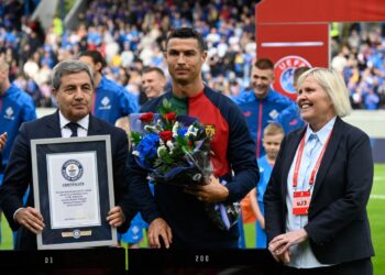 CRISTIANO Ronaldo menerima sijil Rekod Dunia Guinness selepas membuat penampilan ke-200 bersama Portugal ketika menentang Iceland di Reykjavik semalam. – AFP