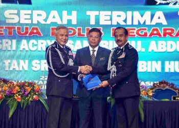 ACRYL Sani Abdullah Sani menyerahkan watikah kepada Ketua Polis Negara baharu, Tan Sri Razarudin Husain disaksikan oleh Menteri Dalam Negeri, Datuk Seri Saifuddin Nasution Ismail pada Majlis Pemakaian Lencana Pangkat dan Serah Terima Tugas Ketua Polis Negara dan Timbalan Ketua Polis Negara di Pusat Latihan Polis (PULAPOL) Jalan Semarak, Kuala Lumpur. - UTUSAN/AMIR KHALID