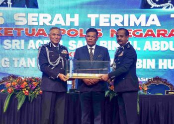 ACRYL Sani Abdullah Sani menyerahkan Tongkat Kuasa kepada Razarudin Husain disaksikan Saifuddin Nasution Ismail pada Majlis Pemakaian Lencana Pangkat dan Serah Terima Tugas Ketua Polis Negara dan Timbalan Ketua Polis Negara di Pusat Latihan Polis (PULAPOL) Jalan Semarak, Kuala Lumpur. - UTUSAN/AMIR KHALID