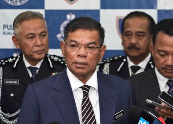 SAIFUDDIN Nasution Ismail berucap ketika sidang akhbar pada Majlis Pemakaian Lencana Pangkat dan Serah Terima Tugas Ketua Polis Negara dan Timbalan Ketua Polis Negara di Pusat Latihan Polis (PULAPOL) Jalan Semarak, Kuala Lumpur. - UTUSAN/AMIR KHALID