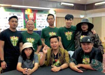 : KUMPULAN pemuzik tempatan Sada Borneo dan Nikita Sarna (duduk kiri) di Festival Muzik Hutan Hujan Sedunia (RWMF), Damai Santubong.