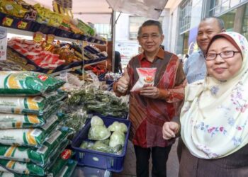 SALAHUDDIN Ayub melawat gerai Jualan Rahmah Kasih Sayang selepas Majlis Perhimpunan Bulanan bagi Bulan Jun 2023 di KPDN, Putrajaya, hari ini. - UTUSAN/FAISOL MUSTAFA