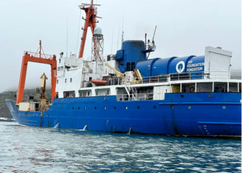 KAPAL kargo Polar Prince digunakan untuk menunda Titan ke tengah lautan sebelum kapal itu memulakan selaman. - AGENSI