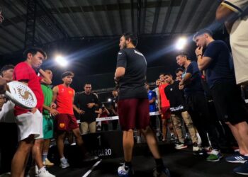 PEMAIN Selangor FC melakukan aktiviti santai ‘Padel Tenis’ bersama Raja Muda Selangor, Tengku Amir Shah Sultan Sharafuddin Idris Shah Alhaj kelmarin dalam persiapan menghadapi JDT pada separuh akhir Piala FA. - IHSAN SELANGOR FC