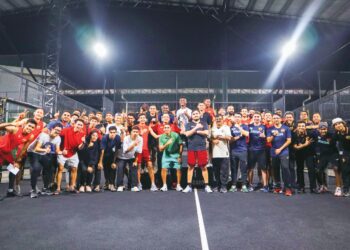 PEMAIN Selangor FC melakukan aktiviti santai ‘Padel Tenis’ bersama Raja Muda Selangor, Tengku Amir Shah Sultan Sharafuddin Idris Shah Alhaj kelmarin dalam persiapan menghadapi JDT pada separuh akhir Piala FA. - IHSAN SELANGOR FC