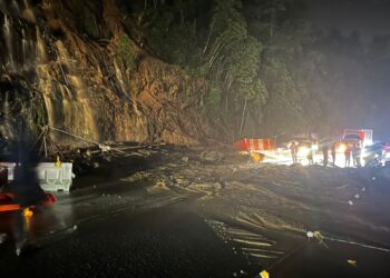 KEADAAN tanah runtuh di KM45 Jalan Simpang Pulai-Cameron Highlands malam tadi dan laluan itu dibuka semula pukul 4.30 pagi tadi. - UTUSAN