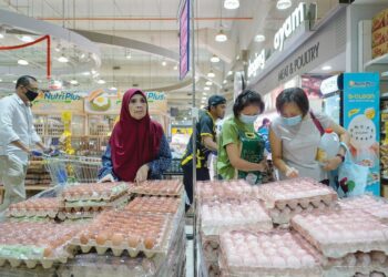 REAKSI sebahagian orang ramai semasa membeli telur ayam import dan tempatan yang dijual di Pasaraya Mydin Subang, Selangor, baru-baru ini.-UTUSAN/AMIR KHALID