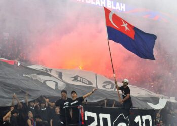 ANTARA penyokong yang membanjiri Stadium Sultan Ibrahim dalam separuh akhir Piala FA, Isnin lalu.