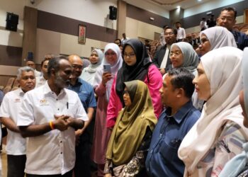 V. Sivakumar beramah mesra bersama pemain industri dan penyedia latihan TVET sempena Hari Bertemu Pelanggan di ILP Kuala Terengganu, hari ini. - UTUSAN/KAMALIZA KAMARUDDIN