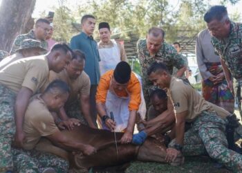 MOHAMMAD Ab. Rahman (tengah) menyembelih seekor lembu pada Majlis Ibadah Korban Tentera Darat 2023 di Masjid Thoriq Bin Ziyad, Kem Perdana Sungai Besi, hari ini. - UTUSAN/SHIDDIEQIIN ZON
