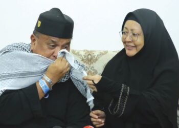SALWA Abdul Rahman menenangkan Subadron Abdul Aziz yang menangis ketika menceritakan mengenai pengalamannya dalam bola sepak ketika ditemui di Hotel Rehab Al-Janadriyah, Mekah baru-baru ini.