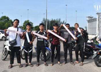SEBAHAGIAN penyokong TFC membeli tiket separuh akhir Piala FA di Stadium Sultan Mizan Zainal Abidin  semalam.  - IHSAN TERENGGANU FC