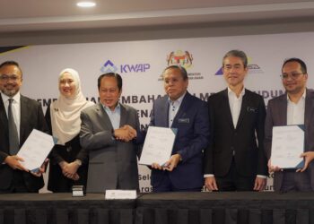 AHMAD Maslan menyaksikan pertukaran dokumen perjanjian di antara Pengarah Bahagian Pencen Jabatan Perkhidmatan Awam, Datuk Mohd Shaiful Ibrahim (empat dari kiri), Ketua Pegawai Kewangan Kumpulan Wang Persaraan, Haizad Rizal A.Aziz (kiri) dan Ketua Pegawai Operasi Lembaga Pembiayaan Perumahan Sektor Awam, Zuwardi Zubir (kanan) pada Majlis Menandatangani Memorandum Persefahaman (MOU) antara Jabatan Perkhidmatan Awam, Kumpulan Wang Persaraan dan Lembaga Pembiayaan Perumahan Sektor Awam. - UTUSAN/MOHD FARIZWAN HASBULLAH