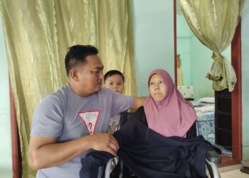 MOHD. Hazrin Jaafar kini menguruskan isterinya yang menghidap barah payudara tahap empat ketika ditemui di  Felda Jelai 2, Gemas, Tampin.-UTUSAN/NOR AINNA HAMZAH.