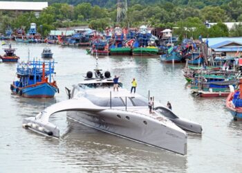 SEBUAH kapal layar mewah Adastra berlayar meninggalkan perairan Kuala Perlis menarik perhatian penduduk tempatan di Kuala Perlis, semalam. - UTUSAN/IZLIZAN OTHMAN