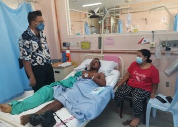 JALIL Busu Kechek dirawat di Hospital Teluk Intan akibat diserang beruang. - UTUSAN/AIN SAFRE BIDIN
