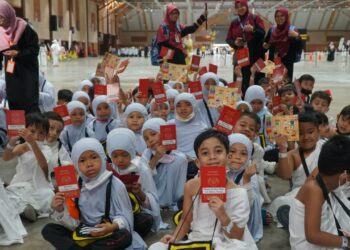 KANAK-KANAK melakukan simulasi tawaf  dalam Program Simulasi Haji Cilik Little Hajj 2023 baru-baru ini.
