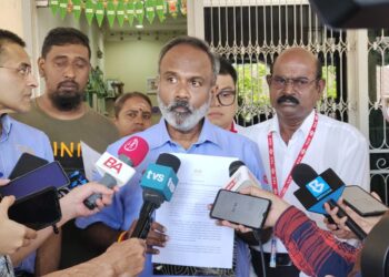 V. SIVAKUMAR ketika ditemui pemberita selepas menyampaikan faedah Pertubuhan Keselamatan Sosial (Perkeso) kepada dua pencarum R.Chandran, 40 dan Leong Tai Hee, 49 di Seremban hari ini.-UTUSAN/NOR SHAFAWATI YUP