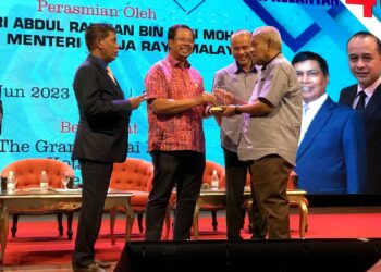 ABDUL  Rahman Mohamad (dua dari kiri) menyampaikan cenderahati kepada kontaktor selepas merasmikan  Mesyuarat Agung Tahunan Kali Ke 46 Persatuan Kontraktor Melayu Malaysia  (PKMM) Negeri Kelantan di, Kota Bharu Kelantan hari ini.- UTUSAN/ ROSLIZA MOHAMED