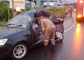 PASUKAN bomba mengeluarkan mangsa yang tersepit dalam kemalangan maut di Taman Khidmat, Jalan Lintas di Kota Kinabalu.