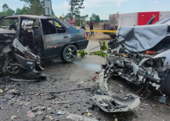 KEADAAN dua buah kereta yang terlibat kemalangan sehingga mengorbankan salah seorang pemandunya di Jalan Kulim-Baling di Kulim.