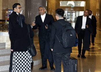 MOHD. Hafarizam Harun (tengah) berbual dengan para peguam di lobi Mahkamah Persekutuan selepas pendengaran rayuan petisyen pilihan raya Parlimen Gua Musang dan Putrajaya. -  UTUSAN/FAISOL MUSTAFA