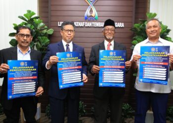 WAN Abdul Rahim Wan Abdullah (dua dari kanan) menunjukkan poster Pelaksanaan Penguatkuasaan semasa sidang media di Pejabat Lembaga Kenaf Dan Tembakau Negara, Kubang Kerian, Kota Bharu, Kelantan.-UTUSAN/KAMARUL BISMI KAMARUZAMAN