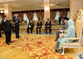 AL HAMBRA Juhar (dua kiri) dan Richard Yong (kiri) mengangkat sumpah sebagai Timbalan Speaker DUN Sabah di hadapan Juhar Mahiruddin di Istana Kinabalu.