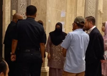 NUR Izzati Adi (tengah berbaju kurung) dikawal pegawai penjara di Mahkamah Rayuan Putrajaya selepas bebas daripada hukuman penjara sembilan tahun kerana menyebabkan kematian bayi yang baru dilahirkan. - UTUSAN/NORLIZAH ABAS