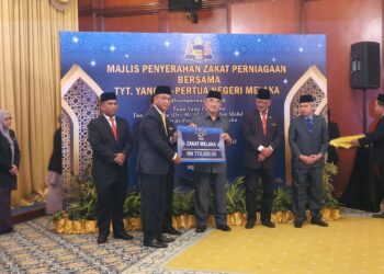 MOHD. ALI Mohd. Rustam (tiga dari kanan) menerima serahan zakat daripada wakil agensi korporat pada Majlis Penyampaian Zakat Perniagaan di Pejabat Yang Dipertua Negeri di Seri Negeri, Ayer Keroh, Melaka. - UTUSAN/MUHAMMAD SHAHIZAM TAZALI