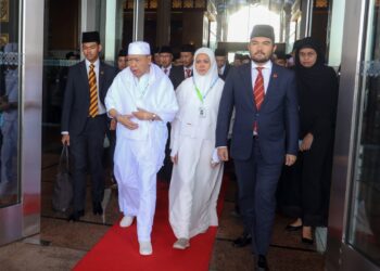 SULTAN Sharafuddin Idris Shah dan Tengku Permaisuri Norashikin berangkat ke Tanah Suci bagi menunaikan ibadah haji di Kompleks Bunga Raya, Sepang Selangor. - UTUSAN/ FAISOL MUSTAFA