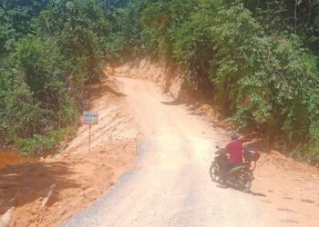 WAN Mohd. Sahaimi Wan Ishak menunjukkan tali merentang jalan projek Jalan Mat Daling-Kampung Pasir Raja dihentikan di Kampung Mat Daling di Jerantut, Pahang. – UTUSAN/HARIS FADILAH AHMAD